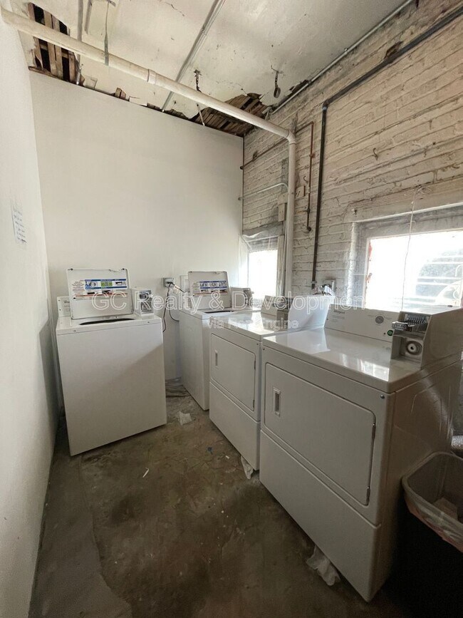 Building Photo - 4820 N Springfield Ave