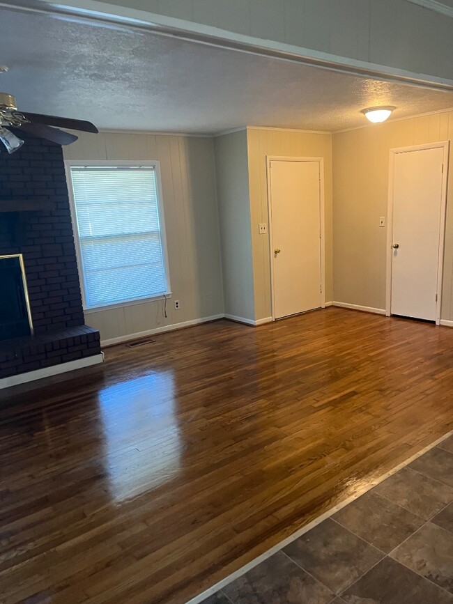 Building Photo - 1300 Sherwood Dr