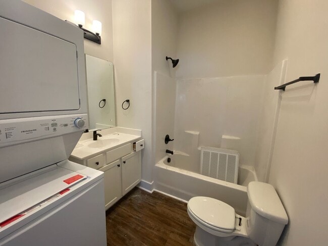 Building Photo - Newly Renovated 2-Bedroom Apartment in Central, SC!