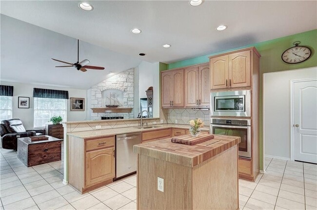 Building Photo - 1711 Fall Creek Dr