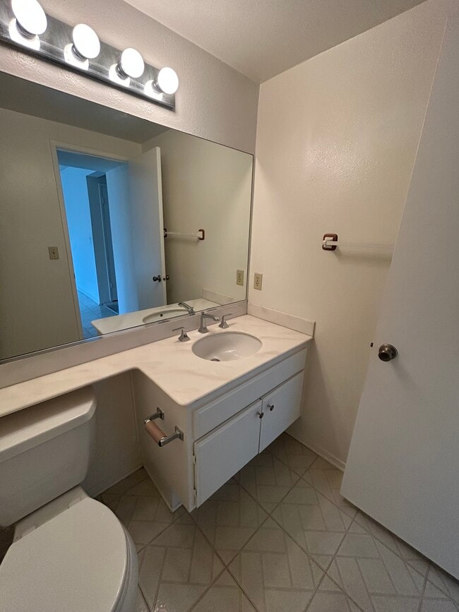 Building Photo - 1327 Westmont Dr