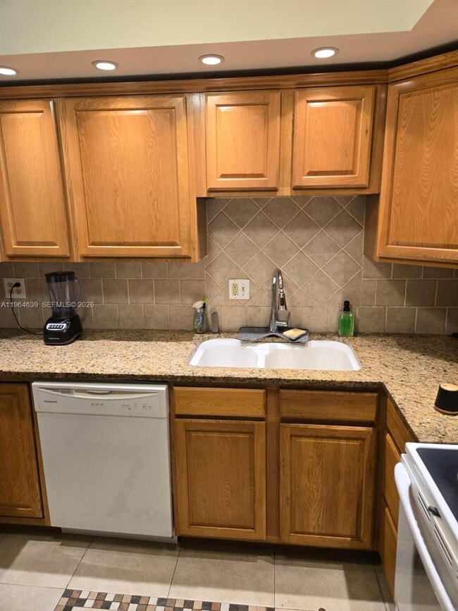 Building Photo - 4156 Inverrary Dr