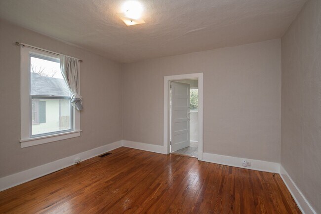 Building Photo - Spacious 2 Bedroom Cottage w/ Granite & Ha...