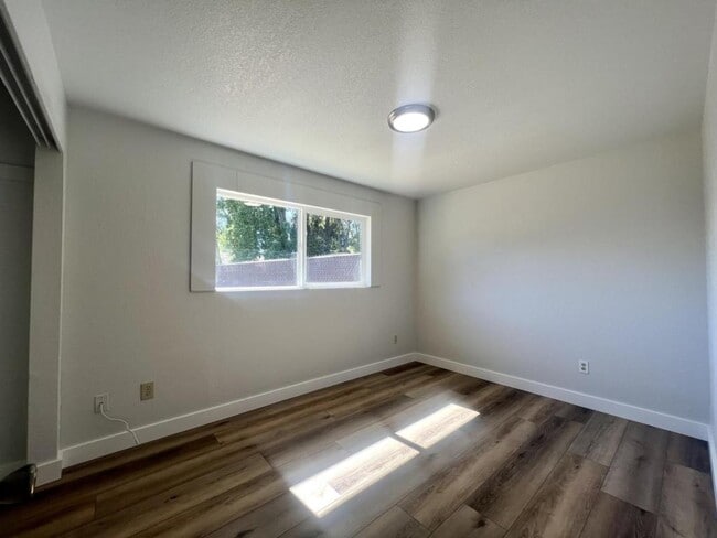 Building Photo - 1317 SE M St