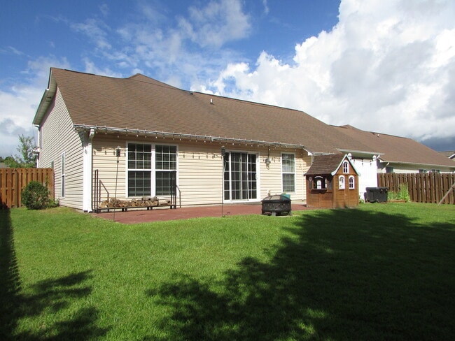 Building Photo - 3 bedroom, 2 bath with Bonus room - Hampstead Pines Community