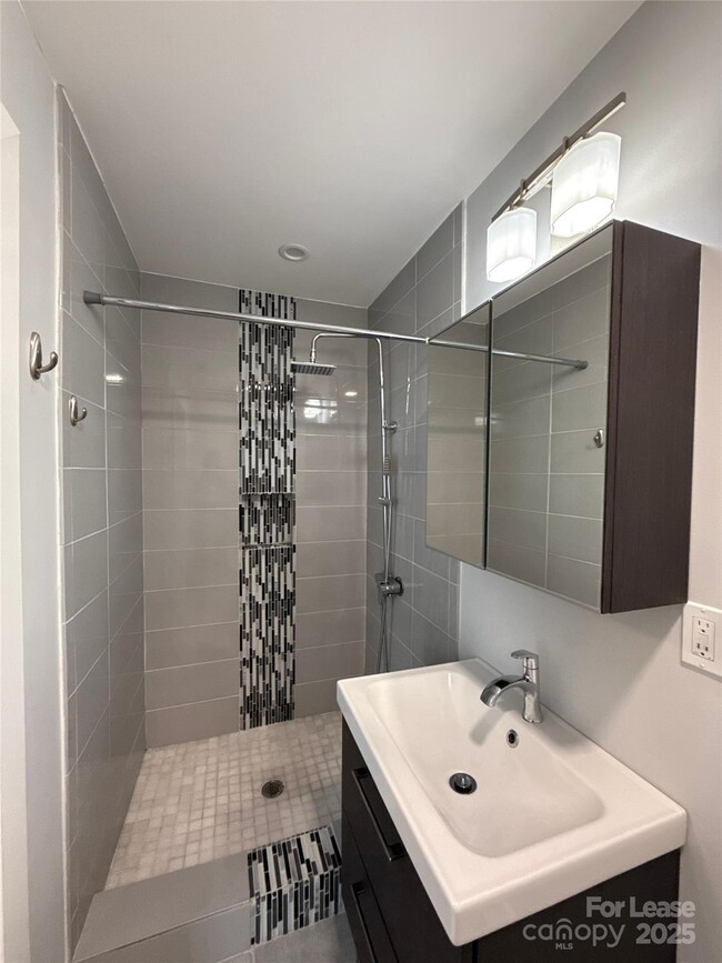 Building Photo - 300 E Peterson Dr