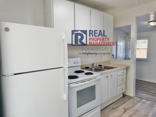 Building Photo - 5 bed 1.5 bath house - Pet Friendly