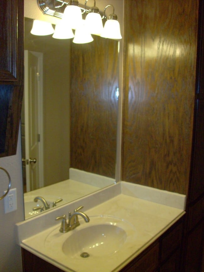 Building Photo - Gorgeous 2 bed/2 bath near Bunny Trail in ...