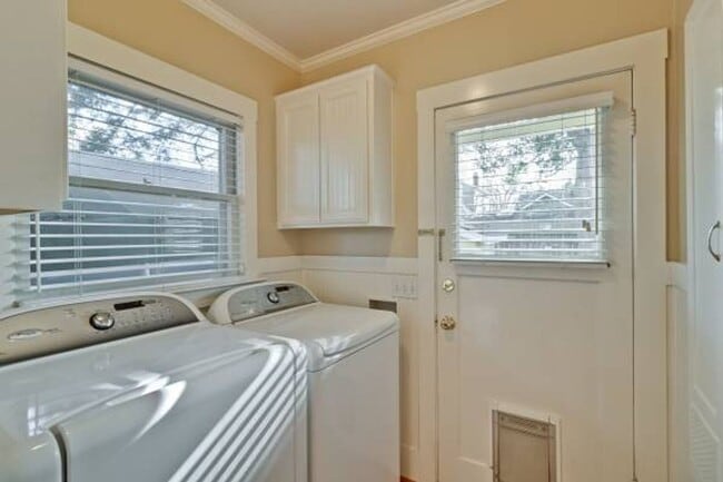 Building Photo - 2 Bed, 2 Bath Craftsman Style Home by Down...