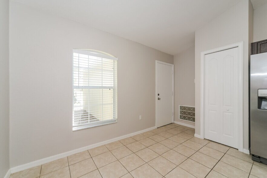 Building Photo - 8364 Greystone Dr