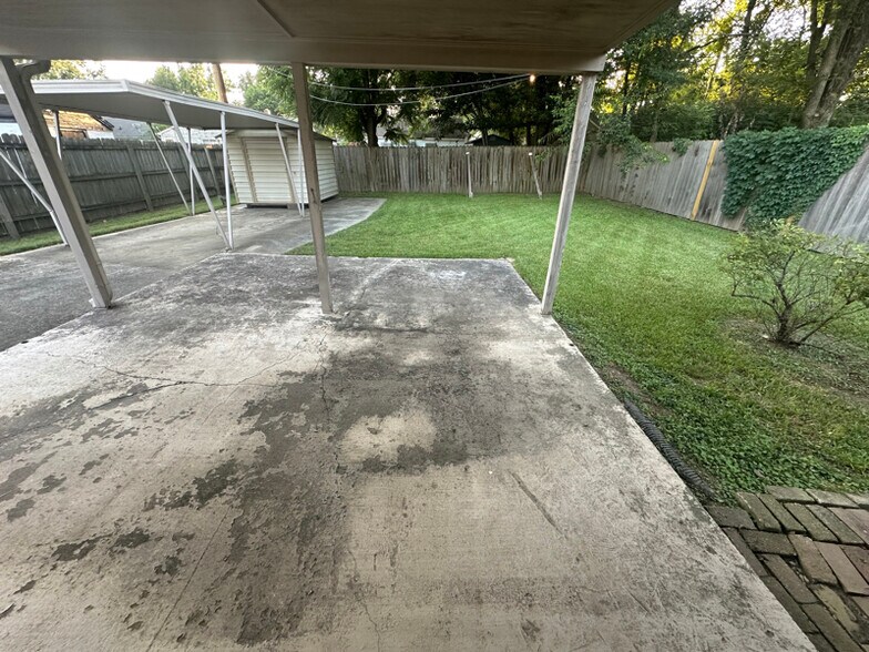 Building Photo - 1045 E Rossiland Cir