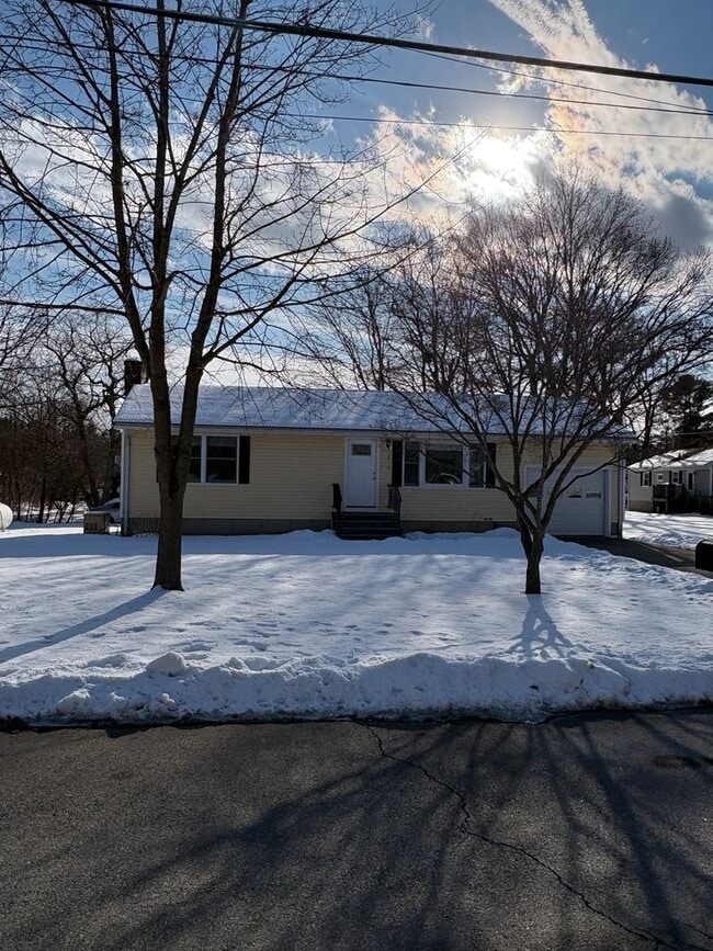 Building Photo - New to the rental market, charming 2 bedroom single family home in Wilmington, MA