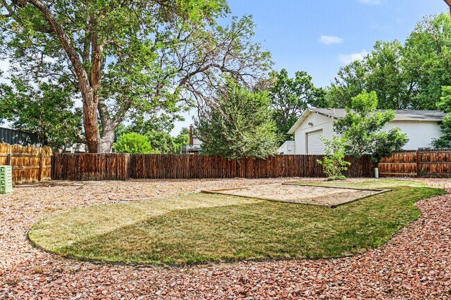 Building Photo - 3 Bedroom 1 bath Duplex available in Loveland