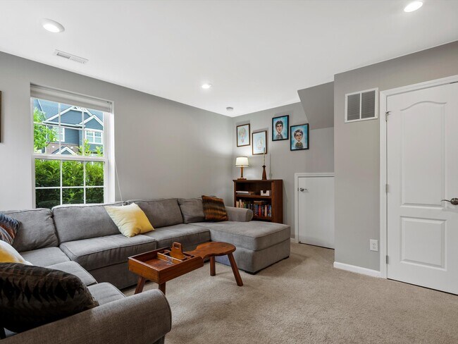 Building Photo - 202 N Sydney Ct