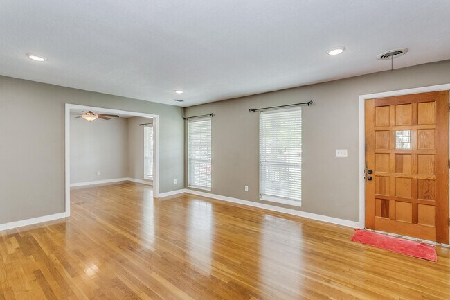 Building Photo - 4 bedroom home in Cordova Park