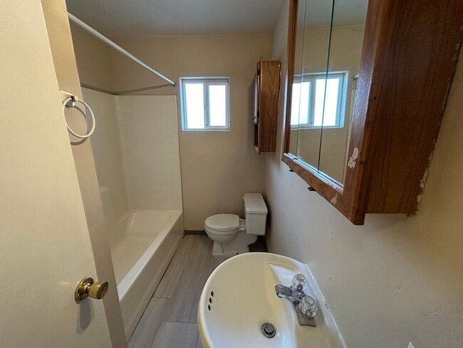 Building Photo - Charming 3 Bed/2 Bath in SW Bakersfield w/...