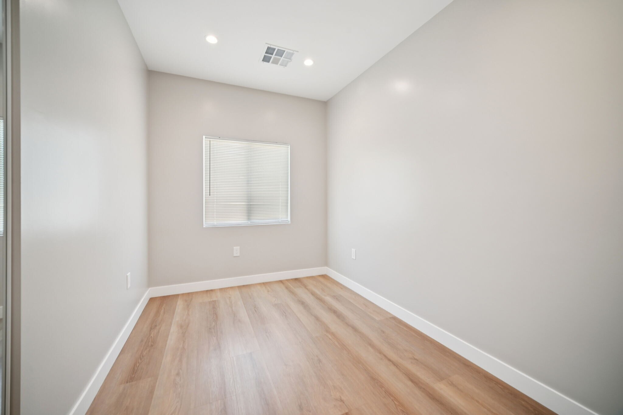 Building Photo - 8436 Oakdale Ave