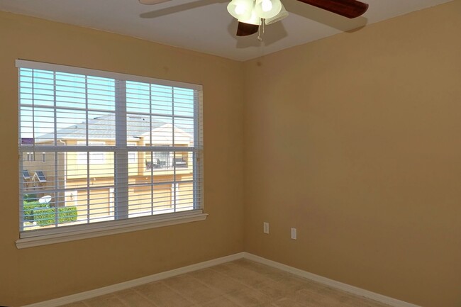 Building Photo - Updated and Spacious 2/2 Townhome with gar...