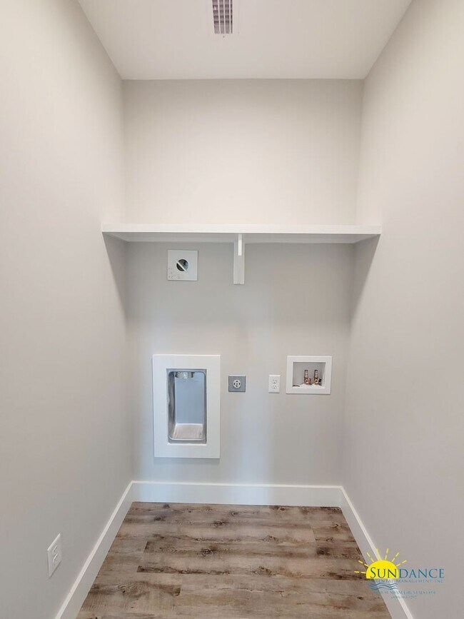 Building Photo - Stunning 3 Bedroom Home in SRB!