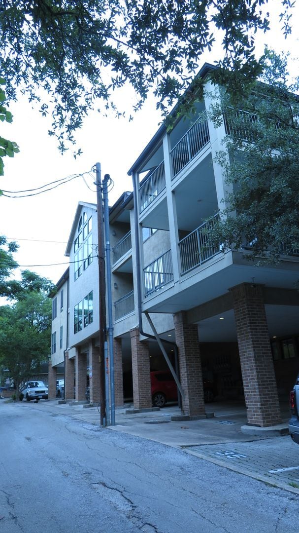 Building Photo - ROBBINS PLACE 202