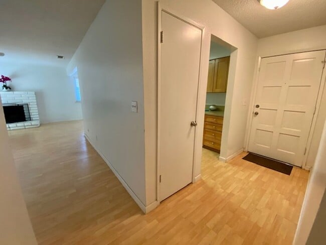 Building Photo - $2,100 Fowler & Ashlan, 3 Bedroom Home - C...