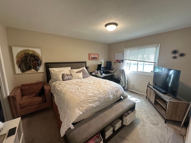 Building Photo - Beautiful 3 bedroom, 2 bath Townhome with ...