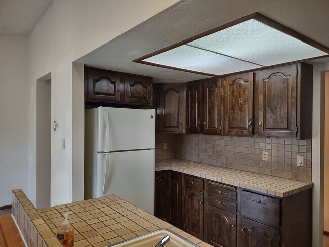Building Photo - ALL PROSPECTIVE TENANTS MUST SUBMIT A ON L...