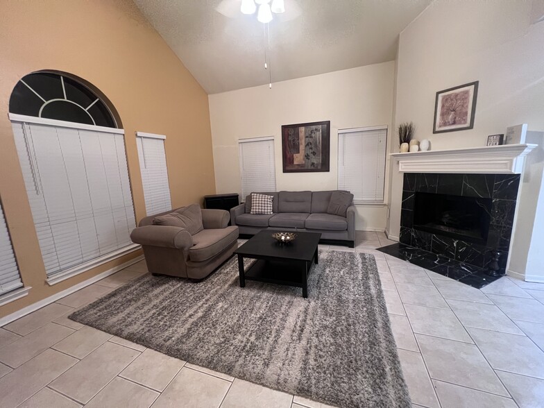 Building Photo - 2324 Sheridan St