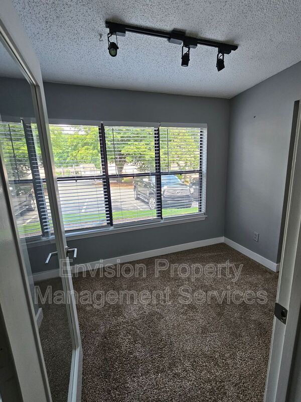 Building Photo - 1404 Huntingdon Chase