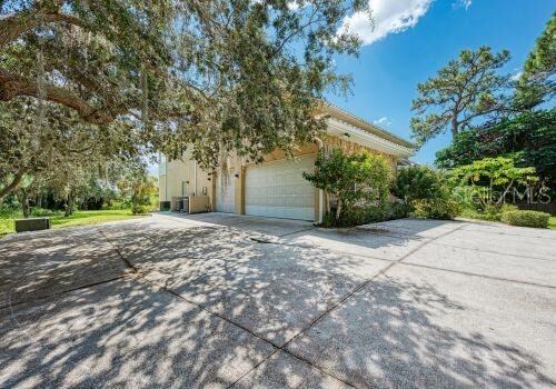 Building Photo - 1648 Bayshore Dr
