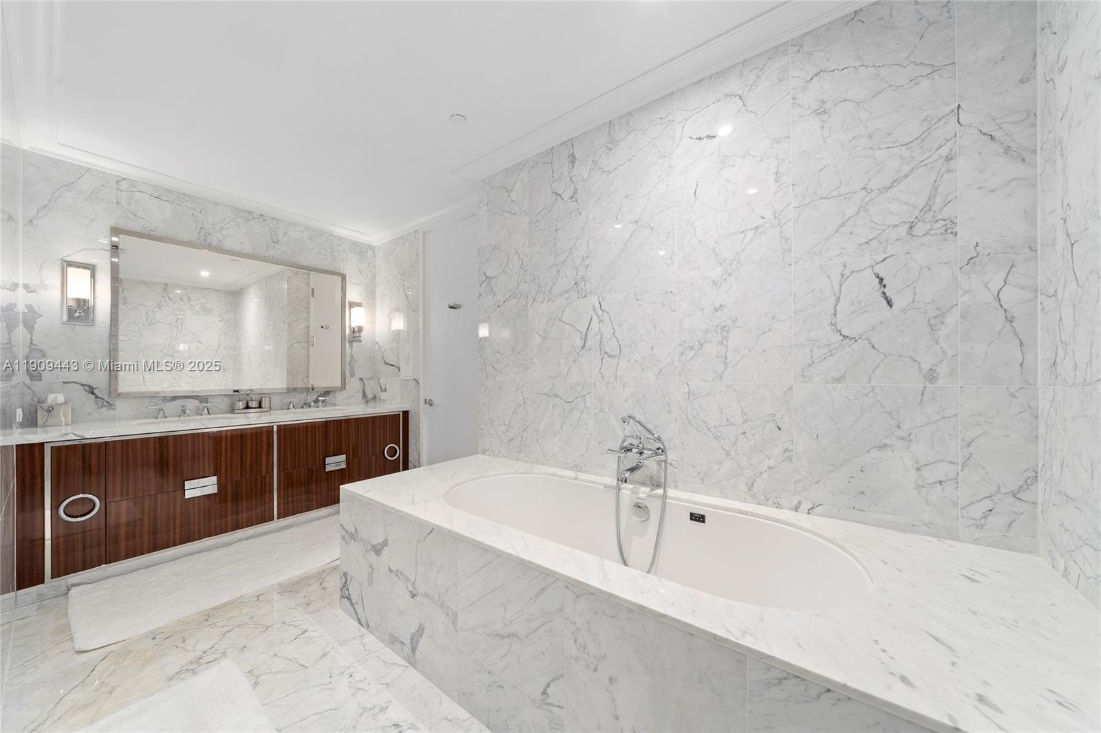 Building Photo - 15701 Collins Ave