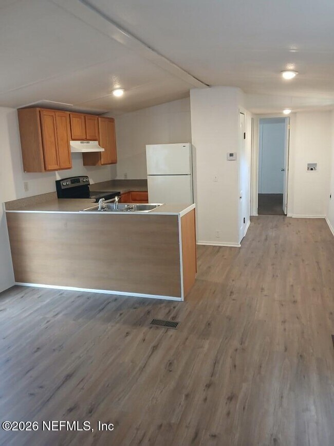 Building Photo - 104 Ash St