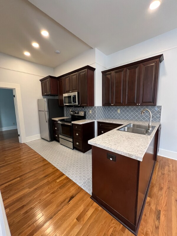 Building Photo - 516 E 8th St