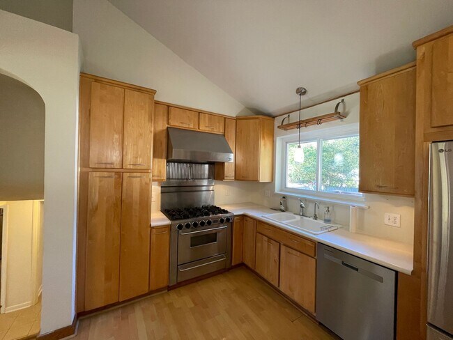 Building Photo - Split Level Home near Willow Lawn