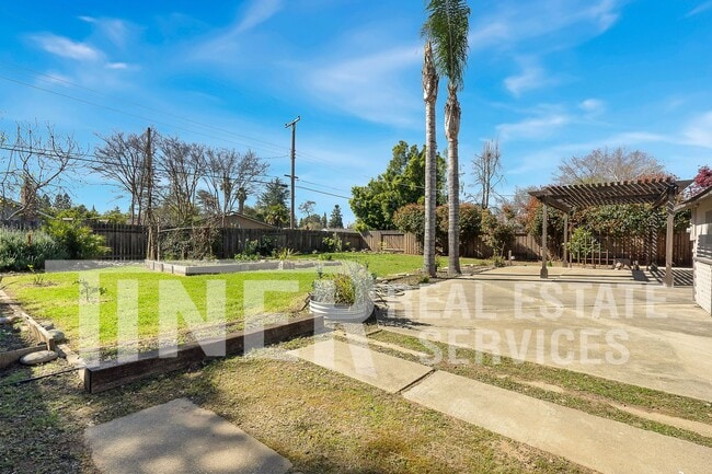 Building Photo - 9024 Leatham Ave