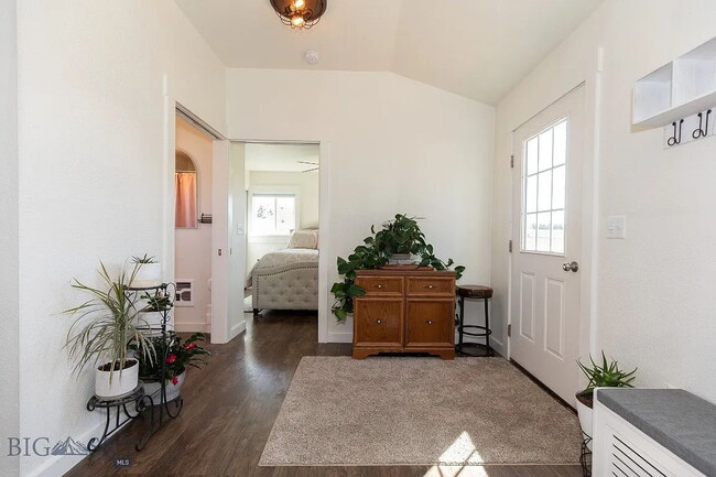 Building Photo - Incredible 5Bed, 2.5Bath home on 4 Acres with an ADU in Manhattan School District. Livestock allo...