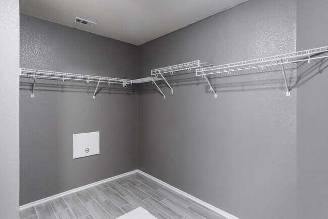 Building Photo - 692 Scheel-