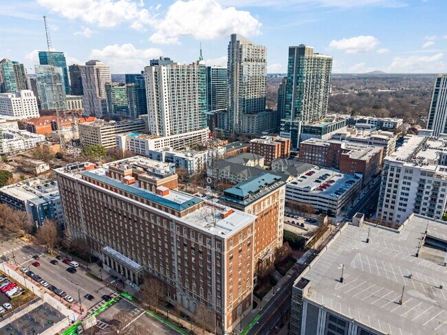 Building Photo - "Modern Comfort Awaits: Spacious 2-Bed, 2-Bath Condo with Elegance in the Heart of Atlanta"