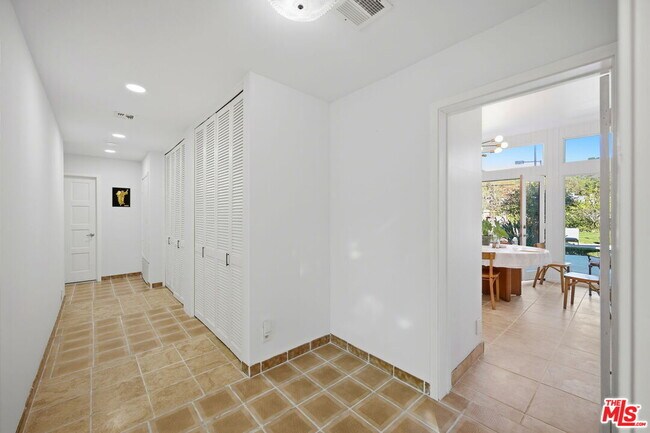 Building Photo - 2846 Royston Pl