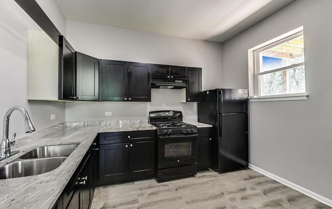 Building Photo - 3829 W Maypole Ave