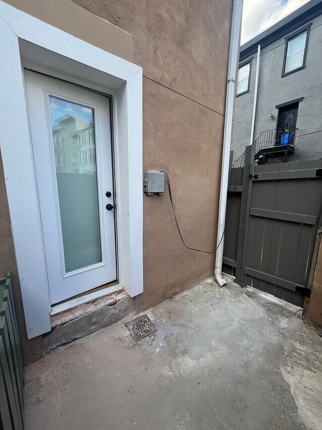 Building Photo - Beautiful Unit in  unit in a good location in south Philly