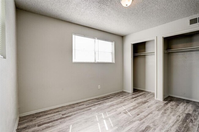 Building Photo - 714 Old Martindale Rd