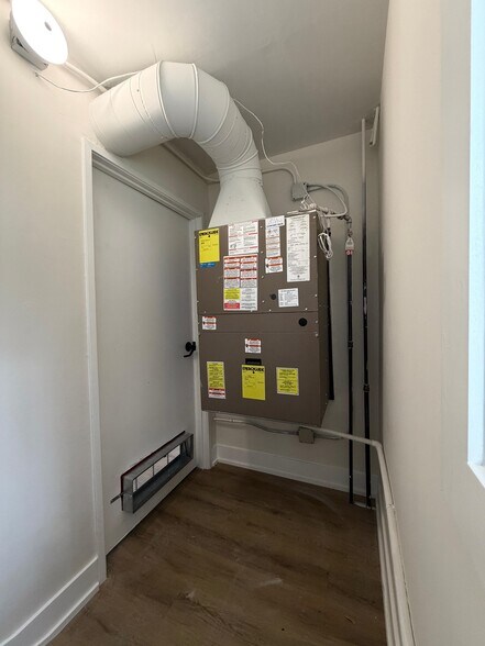 Building Photo - 10225 Dearlove Rd