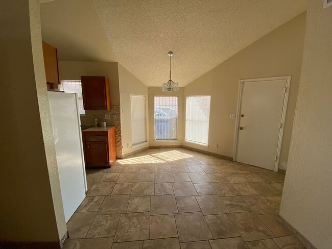 Building Photo - EASTSIDE DUPLEX FOR RENT