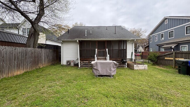 Building Photo - Charming Downtown Greenville Home Available Now!