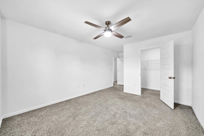 Building Photo - 30 Sandywoods Ct
