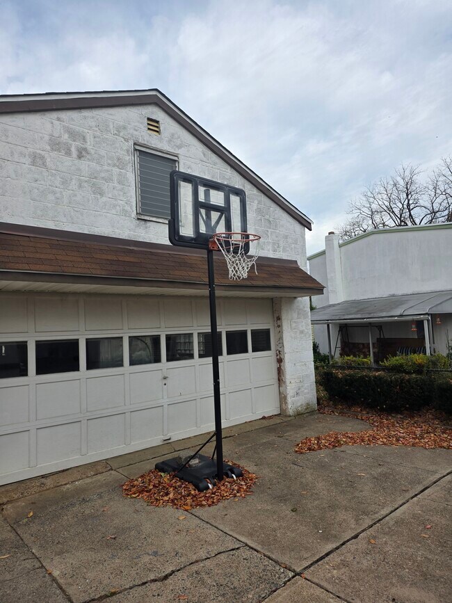 Building Photo - 1023 Lawnton Ter