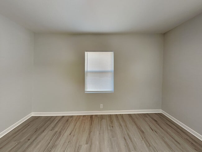 Building Photo - 3BR/2BA Pet-Friendly Home in Westworth Village | Fenced Yard & Garage