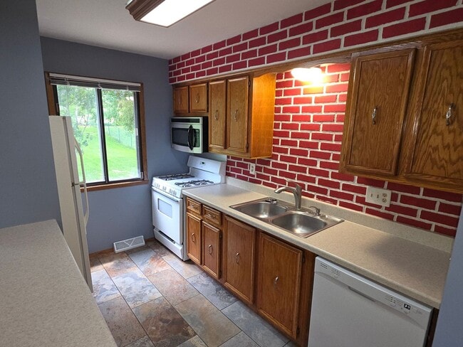 Building Photo - 3 bedroom Mukwonago townhome