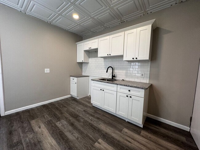 Building Photo - Newly Rehabbed 3-Bedroom in Strawberry Man...